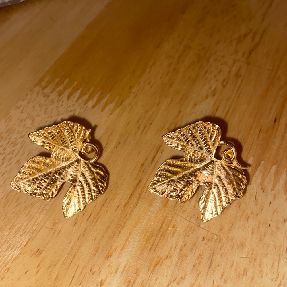 Trifari clip earrings PM 177B